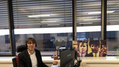 Bild: wro
Oberstudiendirektor Thomas Metzler hält den Kontakt zu den Kollegen an seinem Schreibtisch aufrecht. "Trotz Lockdown wird weiter unterrichtet". betont er.