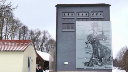 Bild: Portner
Frieda Roith vor dem Klöppel-Trafo in der Böhmerwaldstraße. Die Coronakrise verhinderte die für Oktober geplante Eröffnung. Die Ausstellungs-Kojen sind zwar bestückt, doch die Türe bleibt geschlossen.