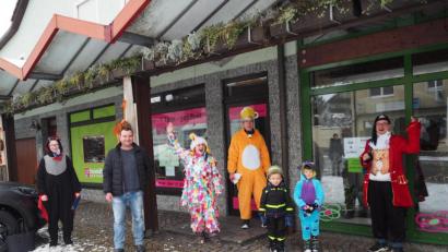 Bild: krb
Bunte Tupfer in einer tristen Zeit. Die Faschingsschnitzeljagd sorgte in der Kreisstadt für Abwechslung.