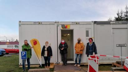 Bild: Andrea Tresch/exb
Das Büroteam von Schädel-Hirnpatienten in Not mit dem Bundesvorsitzenden Armin Nentwig (links) vor dem Bürocontainer in Amberg, Bayreuther Straße 33.