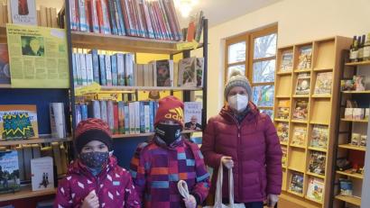 Bild: Bettina Michl/exb
Gerne helfen Matilda und Aurelia (von links) ihrer Oma Christine Sauer bei der Auslieferung der Bücher. Nutzen können diesen Service auch Bürger, die bislang noch keinen Ausweis für die Neuhauser Pfarrbücherei haben.