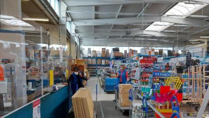 Bild: lg
Im Profi-Baumarkt in Oberviechtach steht das Telefon nicht still. Die Mitarbeiter haben beim Bereitstellen der Waren alle Hände voll zu tun.