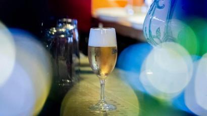 Symbolbild: Christoph Soeder/dpa
Ein Glas Bier steht in einer Kneipe im Berliner Bezirk Wilmersdorf im Thekenbereich.