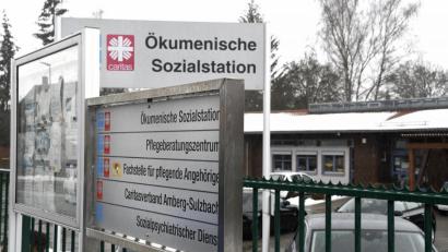 Bild: Petra Hartl
Die Mitarbeiter der Ökumenischen Sozialstation in Sulzbach-Rosenberg sind täglich als Pfleger bei den Senioren im Einsatz - und riskieren dabei in der Coronakrise auch ihre eigene Gesundheit. Für den Lions-Club sind sie deshalb Helden.