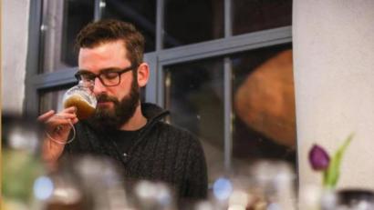 Bild: Sebastian Lang/exb
Biersommelier Sebastian Lang leitet die Verkostung.