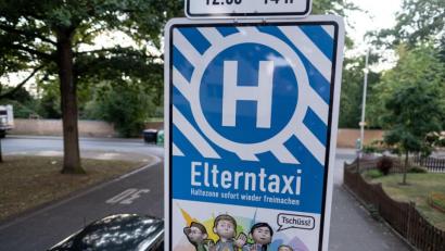 Symbolbild: Peter Steffen/dpa
Ein Hinweisschild auf ein "Elterntaxi" an einer norddeutschen Schule.
