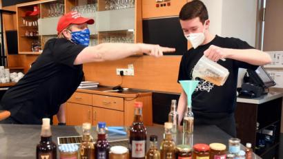 Bild: Gabi Schönberger
Wolfgang Schlitter (links), der Wirt des Restaurants "Wam Bazi" in der Neustädter Stadthalle, füllt mit viel Spaß zusammen mit seinem Auszubildenden Christoph Kriechenbauer selbst hergestellten Bieressig ab.