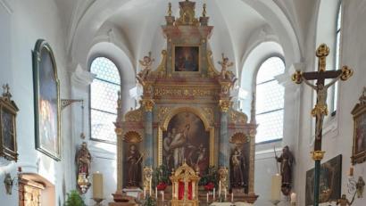 Bild: Ingrid Leser/exb
Übersichtlich arrangiert sind die Kerzen in der Pfarrkirche in Bärnau.