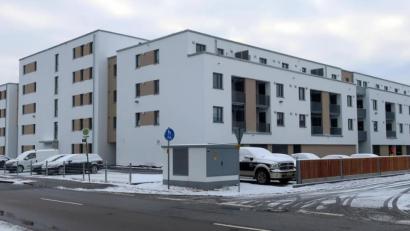Bild: Hirsch
Der Bau der Sozialwohnungen auf dem 5500 Quadratmeter großen Grundstück zwischen Nariskerstraße (rechts) und Ettmannsdorfer Straße ist abgeschlossen. Die Anlage wurde nun an einen neuen Besitzer veräußert.