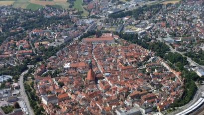 Archivbild: Bernd Georgi
Das Amberger Altstadt-Ei aus der Luft. Hier findet sich ein Großteil der denkmalhistorischen Bausubstanz von Amberg. Insgesamt hat das Baureferat der Stadt nach eigenen Angaben in den letzten beiden Jahren 111 denkmalrechtliche Erlaubnisse und Baugenehmigungen auf den Weg bringen können.