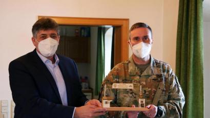 Bild: Schwab, Mareike
Brigadegeneral Christopher R. Norrie überreicht Grafenwöhrs Bürgermeister Edgar Knobloch (links) eine Nachbildung des Tors zum Truppenübungsplatz um die Verbundenheit der US-Armee zur Kommune zu verdeutlichen.
