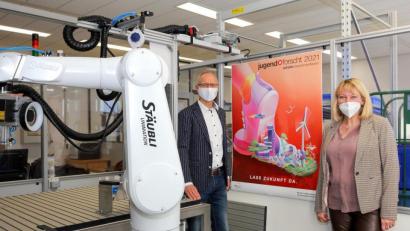 Bild: Wiesel/OTH Amberg-Weiden/exb
Prof. Dr. Andrea Klug, Präsident der OTH Amberg-Weiden, gemeinsam mit Prof. Dr. Magnus Jaeger, auf dessen Initiative der Regionalwettbewerb in den kommenden Jahren an der OTH Amberg-Weiden stattfinden wird.