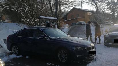 Bild: Polizei Amberg
In Freudenberg hat sich ein BMW selbstständig gemacht und die Auffahrt zur "Schmie-Alm" versperrt.