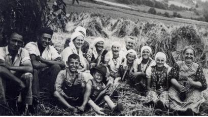 Archivbild: bö
Getreideernte beim Mühlhofer in Emhof – dort, wo jetzt das Baugebiet In der Zell ist. Die "Dowercherer", also Tagwerker, machen Brotzeit. Vorne Leopold Mühlhofer (mit Hut). Zum Essen gab es Bier, damals noch in Literflaschen, und ein Kracherl, manchmal auch nur Wasser, dazu Fett- oder Buttebrote oder nur einen Keiln Brot vom Laib geschnitten.
