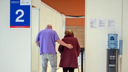 Bild: Patrick Pleul/dpa
Hier geht's zur Impfung - vorausgesetzt, man konnte sich einen Termin sichern. Das ist gar nicht so einfach und sorgt bei vielen Senioren für Frust.