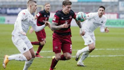 Bild: Uwe Anspach/dpa
Als wäre die Lage nicht schon prekär genug: Nun fällt beim 1. FC Nürnberg auch noch Manuel Schäffler (Mitte) wegen eines Daumenbruchs aus.