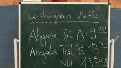 Bild: Waltraud Grubitzsch/dpa
Eine Tafel mit Angaben für Schülerinnen und Schüler. In Bayern ist die Sitzenbleiberquote am höchsten.