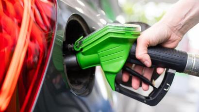 Bild: Sven Hoppe/dpa
Eine Frau hält an einer Tankstelle an einer Zapfsäule eine Zapfpistole in der Hand und betankt ein Auto.