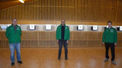 Bild: jr
Stolz ist die Zimmerstutzengesellschaft „Eichenlaub“ auf die neue elektronische Schießanlage. Die Verantwortlichen mit Schützenmeister Franz Paschke, Vorsitzendem Eberhard Kirchner und Jugendleiter Julian Männer (von links) erstellten die Anlage mit viel technischem Know-how in Eigenleistung.