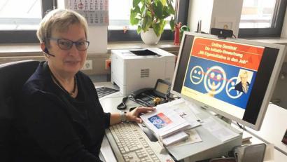 Bild: Claudia Klee/exb
Dorothea Seitz-Dobler, Beauftragte für Chancengleichheit auf dem Arbeitsmarkt, unterstützt Kunden beim Einstieg beziehungsweise der Rückkehr ins Berufsleben unter anderem mit Hilfe von Online-Seminaren.