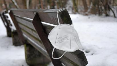 Symbolbild: Gabi Schönberger
Eine FFP2-Maske baumelt an einer Parkbank. Annita Aures aus Sulzbach-Rosenberg würde sich ja an die Pflicht, diese Schutzmasken zu tragen, halten, wäre sie darauf nicht allergisch.