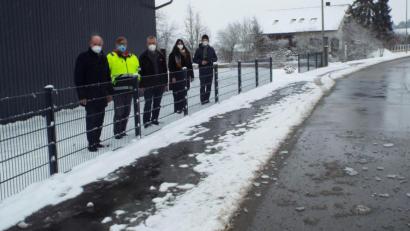 Bild: e
Begutachten die Situation vor Ort (von links): Bürgermeister Roland Strehl, der technische Angestellte Michael Pollok, der Spender Richard Dick, Nadine Rall vom Kindergarten und der gemeindliche Sachbearbeiter Wolfgang Roggenhofer.