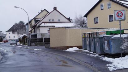 Bild: du
Am 22. Februar wird mit dem Ausbau der Blütenstraße vom "Stachus" her begonnen. Die fünf Abfallcontainer (rechts) werden abgezogen und in der Naabstraße gegenüber der Mehrzweckhalle aufgestellt.