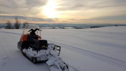 Bild: lue
Mit einem Motorschlitten werden die klassischen Skilanglauf-Loipen vom SV Wildenreuth gespurt.