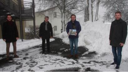 Bild: wro
Der Abschied von Lothar Ernstberger (Zweiter von rechts) fand im kleinen Kreis statt. Mit im Bild (von links) Geschäftsleiter Florian Heinl und Bürgermeister Wolfgang Braun sowie der neue Kämmerer der Marktgemeinde Fuchsmühl, Andreas Günthner (rechts).