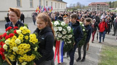 Archivbild: nm
Vom Appellplatz aus zogen 2017, dem Jahr dieser Aufnahme, rund 500 Teilnehmer des Überlebendentreffens in der KZ-Gedenkstätte Flossenbürg zur Kranzniederlegung in das frühere "Tal des Todes". Diese Zeremonie muss nun im zweiten Jahr hintereinander ausfallen.