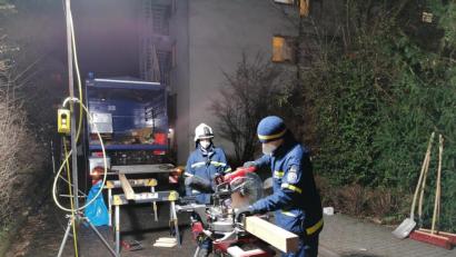 Bild: Martin Schafbauer, FüGK der Stadt Amberg/exb
Viele Helfer, darunter auch Kräfte des Technischen Hilfswerk (im Bild), packten beim Einsatz im Seniorenheim der Diakonie an der Hellstraße mit an, um die weitere Verbreitung des Coronavirus’ in der Einrichtung einzudämmen.