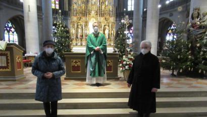 Bild: exb
3800 Euro als Jahresopfer der Sodalinnen hatten Frauenkongregrationspräfektin Ottilie Donhauser (rechts) und Kassier Doris Laußer mit zur Messe zum Hauptfest in St. Martin gebracht. Den Gottesdienst zelebrierte Stadtpfarrer Thomas Helm, der auch den Löwenanteil des Geldes für verschiedene Baumaßnahmen an der Basilika bekam.