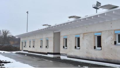 Bild: A. Schwarzmeier
Die Gebäudehülle steht: Der neue Funktionstrakt soll bis Ende April fertiggestellt sein, die beiden Kunstrasenplätze werden Juni oder Juli bespielbar sein.