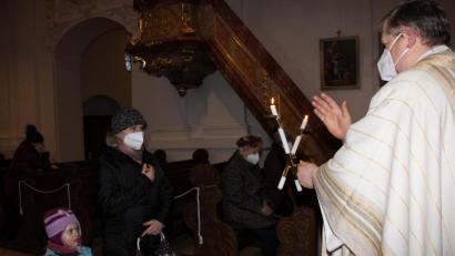 Bild: ads
In der Sebastianskirche spendete Pfarrvikar Stefan Danko den Gläubigen bereits an Lichtmess den Blasiussegen.