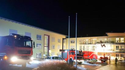 Bild: Nico Tretter/Feuerwehr Wiesau/exb
Die Feuerwehr Wiesau versorgte am Dienstagabend das Seniorenwohnheim Haus „Steinwaldblick“ mit einem Notstromaggregat, nachdem in weiten Teilen der Gemeinde der Strom ausgefallen war.