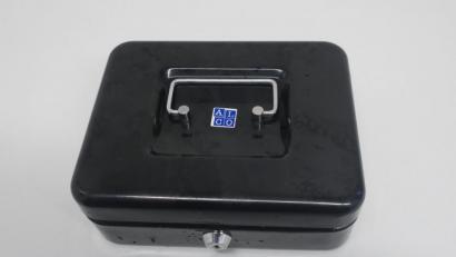 Bild: Polizeiinspektion Schwandorf/exb
Die Polizei sucht nach dem Besitzer dieser Geldkassette.