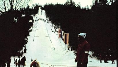 Bild: Aures/exb
Ganz genau datieren kann Doris Aures dieses Bild aus ihrer Kinderzeit nicht mehr, sie schätzt aber, dass es um 1977 entstanden sein könnte. Zu sehen ist der Hang der Skisprunganlage in Etzelwang am Brennberglift.