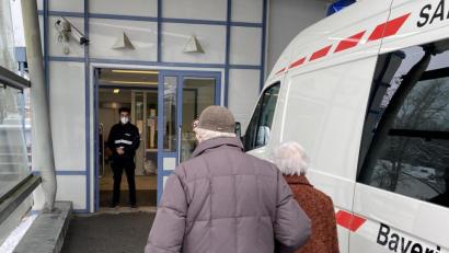 Bild: Völkl
Nachdem die Impfungen in den Seniorenheimen weitgehend abgeschlossen sind, wird ab der nächsten Woche ein Zweilinienbetrieb im Nabburger Impfzentrum gefahren. Das THW errichtet am Samstag einen geschlossenen Anstell-, beziehungsweise Wartebereich.