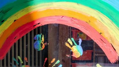 Symbolbild: Jens Kalaene/dpa
Kinderhände und ein Regenbogen sind an einer Kita zu sehen.
