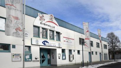 Bild: Petra Hartl
Die Eishalle in Amberg bekommt einen Anbau. Was genau passieren sollte, erläuterte Schul- und Sportamtsleiter Bernhard Scheidig.