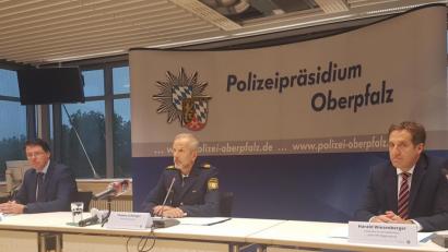 Bild: gib
Oberstaatsanwalt Thomas Rauscher (von links), Polizeivizepräsident Thomas Schöniger und Leitender Kriminaldirektor Harald Wiesenberger sprachen von einem „herausragenden Erfolge gegen die Drogenszene“.