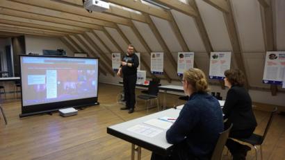 Bild: eib
Der Konferenzraum "bb-dialog" im CeBB fungiert als Webinar-Studio. Das Bild entstand beim letzten Abstimmungsgespräch der drei verantwortlichen Mitarbeiter (von links) David Bender, David Veres und CeBB-Leiterin Veronika Hofinger.