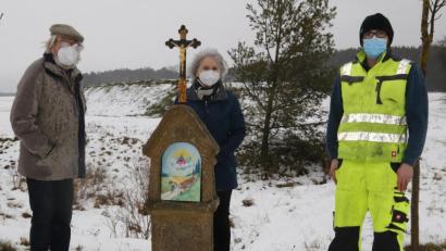 Bild: mfh
In frischem Glanz lädt die Bildtafel des Gänsbergmarterls zur inneren Einkehr ein (von links): Künstler Roman Friedrich, Adolfine Nitschke vom Vilsecker Kulturamt und ein Bauhofmitarbeiter.