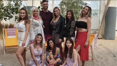 Bild: TVNOW
Melissa aus Schalkenthan (stehend, Zweite von links) bei ihrem Date mit Bachelor Niko. Zusammen mit sieben anderen Kandidatinnen ging es in eine Beachvolleyball-Halle. Ein Sport, den die 27-Jährige auch in ihrer Freizeit gerne macht. Früher mal spielte sie beim SV Hahnbach. „Aber im TV haben sie dann natürlich nur meinen Sturz gezeigt“, bedauert die Oberpfälzerin.