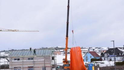 Bild: bö
Das Wohnbaugebiet Ledererhang in Schmidmühlen ist trotz des Winters eine Großbaustelle. Autokräne sind derzeit dabei, Fertighäuser aufzustellen. Manchmal schaut es aus wie bei Christo, als er vor 25 Jahren in Berlin den Reichstag verhüllt hat. Doch hier geht es nicht um Kunst, die riesigen Planen schützen die Bauten vor Schnee und Regen.