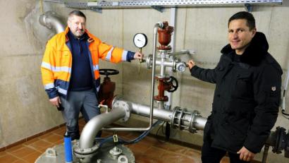 Bild: do
Mit Bürgermeister Marcus Gradl inspizierte Trinkwasserpapst Martin Weidner die aufgerüstete Technik des Tiefbrunnens am Obersee