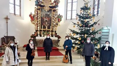 Bild: hai
"Oecumenica" - das sind (von links) Andrea Kick (Orgel, Sopran), Katrin Karban-Völkl (Geige), Bettina Arndt (Alt), Johannes Schinner (Bass,) und Robert Baier (Tenor, Gitarre). Nach dem Debüt am Sonntag freut sich Pfarrerin Kathrin Spies auf eine Neuauflage der liturgischen Umrahmung durch das neu gegründete Instrumental- und Gesangsensemble.