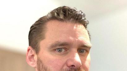 Bild: Thomas Ebeling/exb
Strenger Blick und dichter Bart: Landrat Thomas Ebeling hat sich während des Lockdowns einen Bart wachsen lassen. Als er das Bild postet, füllt sich die Kommentarspalte in Windeseile.