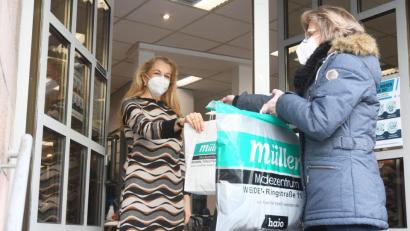 Bild: Gabi Schönberger
Dagmar Müller (links) Inhaberin vom Modezentrum Müller in Weiden übergibt bestellte Ware an eine Kundin. Trotz Freude über die neue Verkaufsmöglichkeit, sei "Click & Collect" nur "ein Tropfen auf den heißen Stein".
