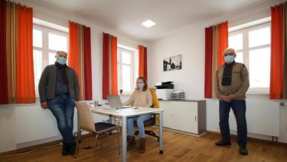 Bild: bjp
Gemeinsam mit Bürgermeister Thorsten Hallmann (links) und Seniorenbeauftragtem Gerhard Przetak (rechts) will Quartiersmanagerin Franziska Schraml-Pöllmann Schwarzenbach auf dem Weg zur "generationengerechten" Modellgemeinde begleiten.